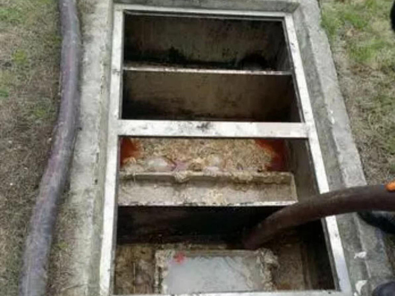 椰林镇隔油池清理