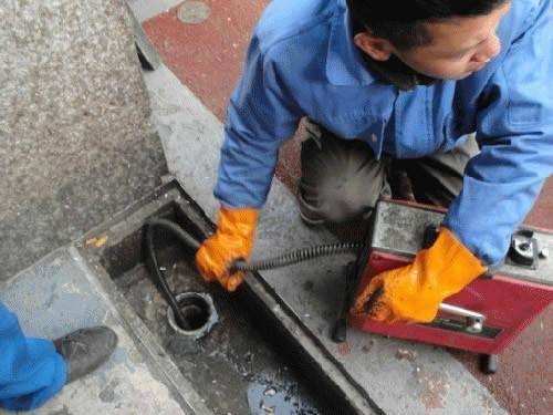 椰林镇疏通下水道