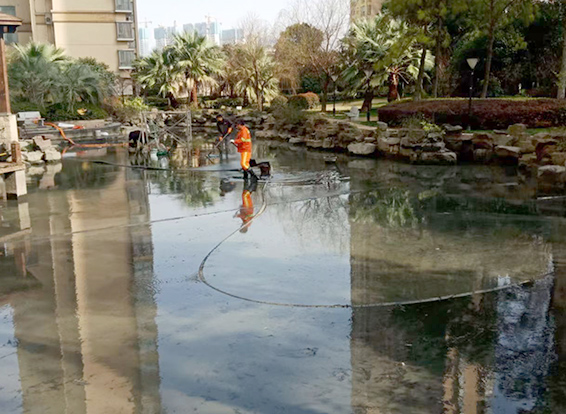 椰林镇景观池淤泥清理