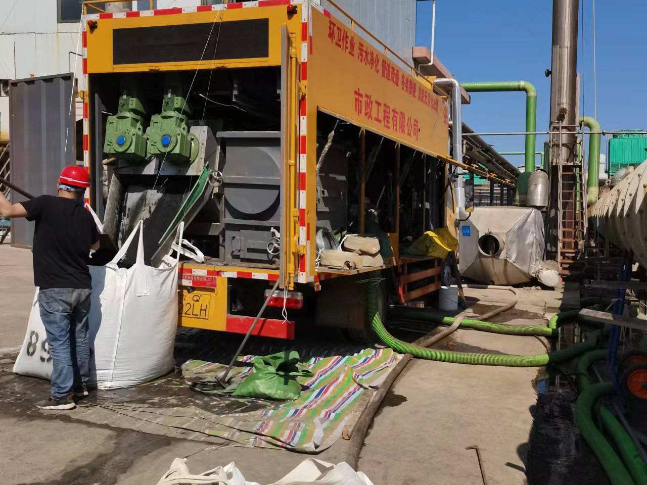 椰林镇淤泥压干处理