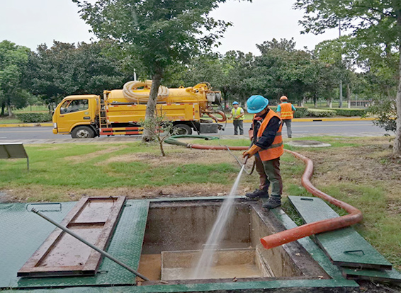 椰林镇化油池清理