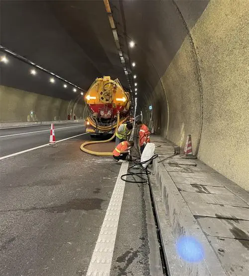 椰林镇隧道排水渠清淤